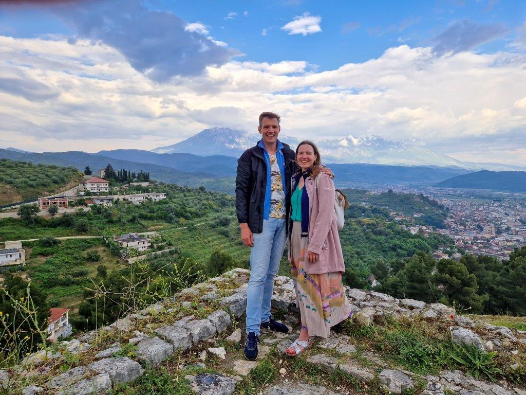 Als stel poseren bij het uitzicht vanaf het kasteel van Berat