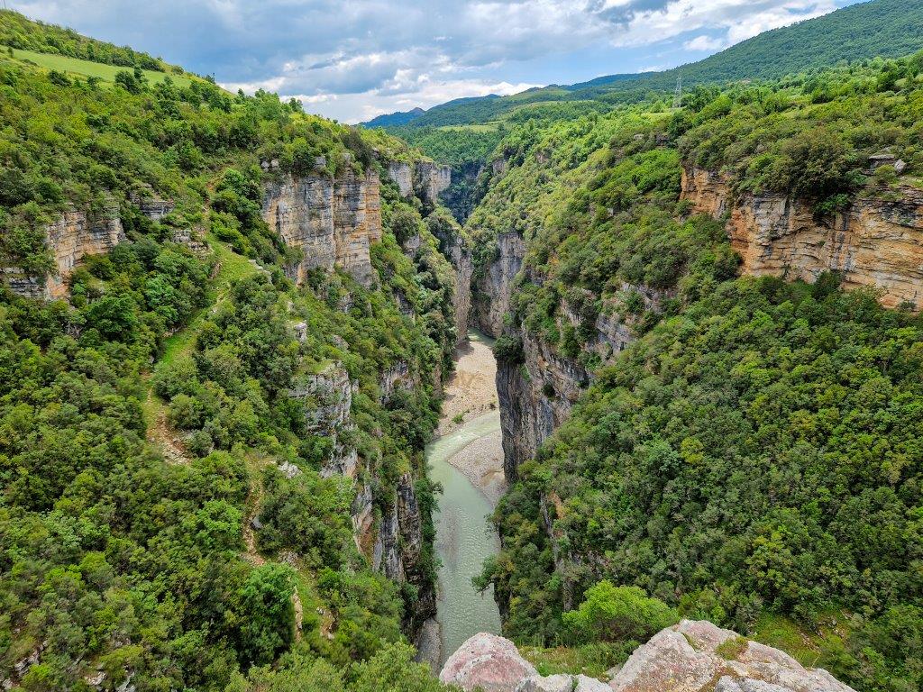 Uitzicht over de Osumikloof in Albanië