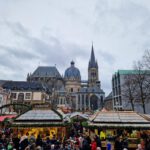 Kerstmarkt in leuk Aken voor de Dom