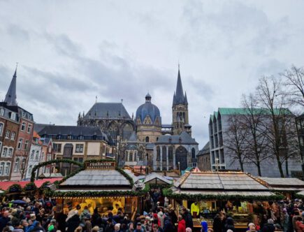 Kerstmarkt in leuk Aken voor de Dom