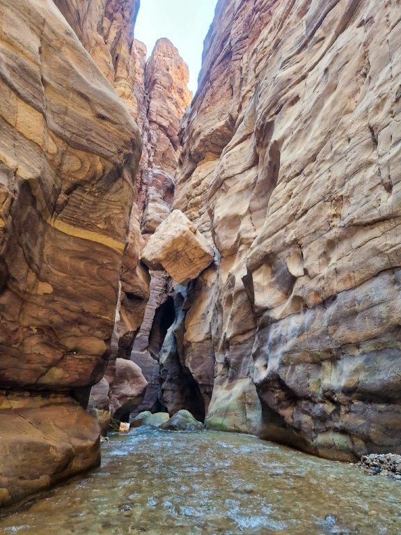 Wadi Mujib hike Jordanië rotsen