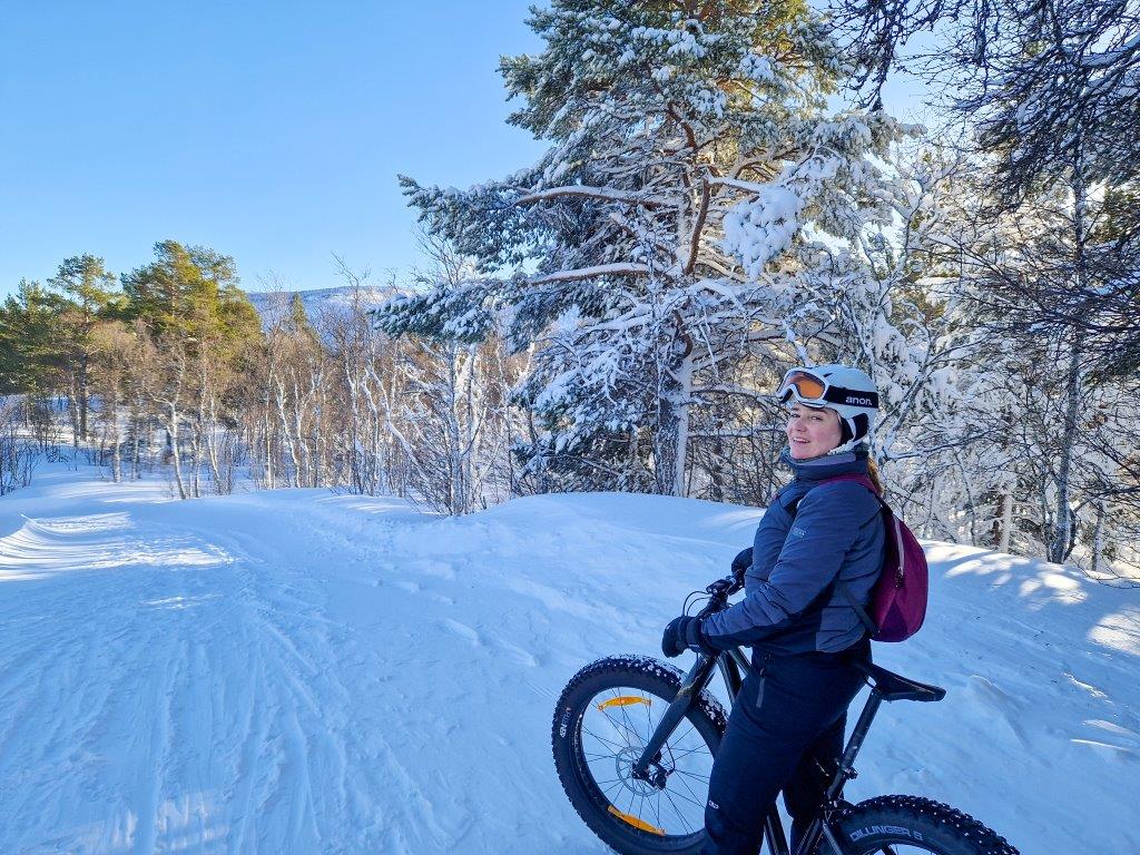 Fatbiken in de sneeuw goedkope activiteit wintersport Noorwegen