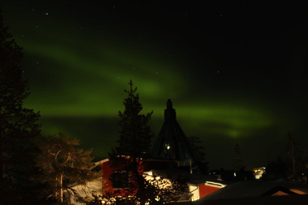 Noorderlicht boven het iglut hotel in Levi Lapland