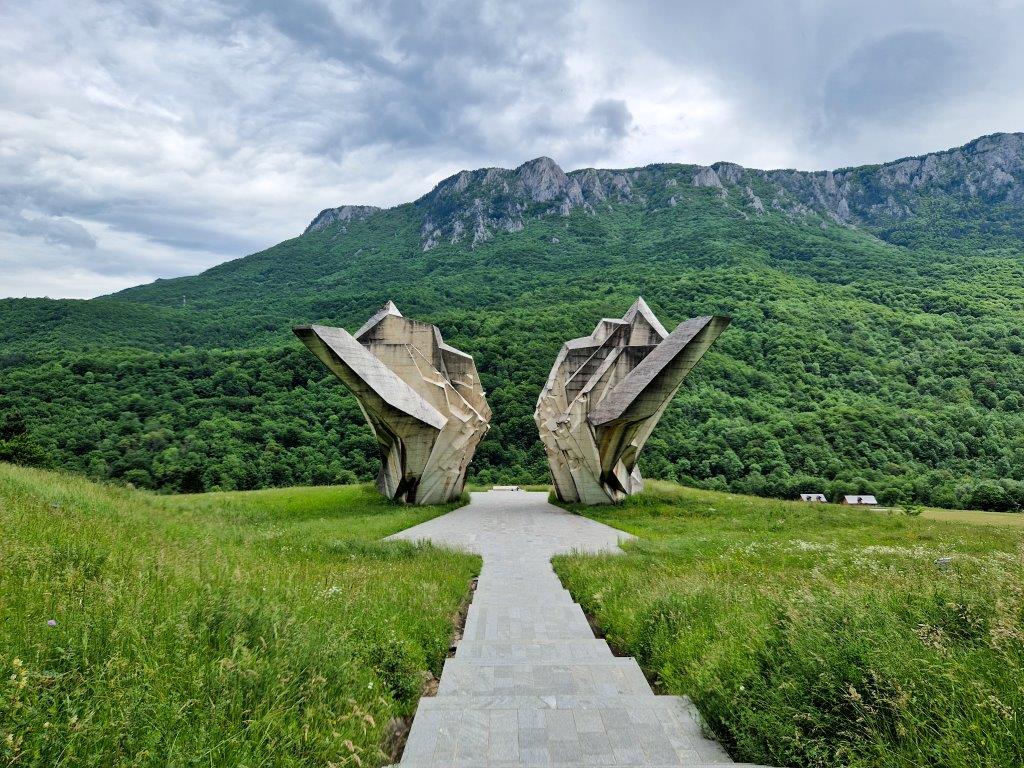 Bosnië bezienswaardigheden monument Valley of the Heroes