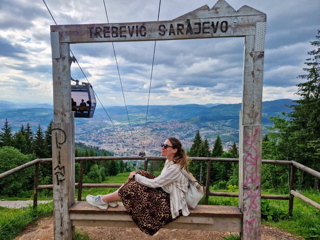 Uitzicht over Sarajevo de hoofdstad van Bosnië met de kabelbaan
