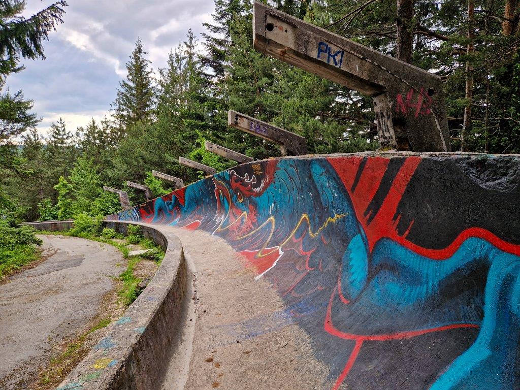 Oude Olympische bobsleebaan Sarajevo grafitti