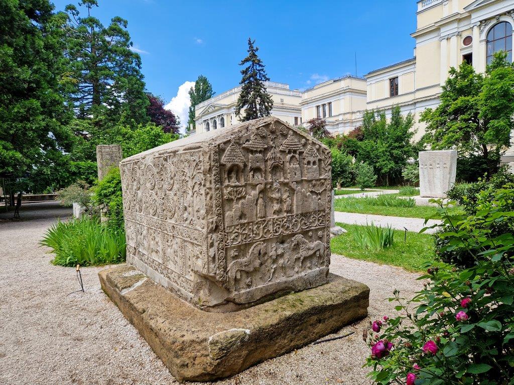 Stecci in de tuin van National Museum of Bosnia en Herzegovina in Sarajevo