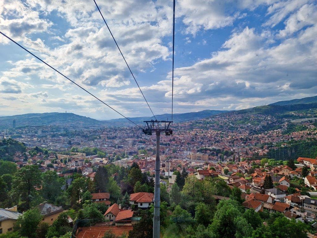 Uitzicht over de hoofdstad van Bosnië Sarajevo vanaf de kabelbaan 