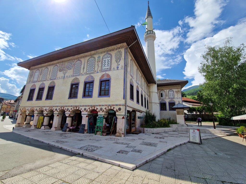 many-coloured mosque in Travnik Bosnië bezienswaardigheden