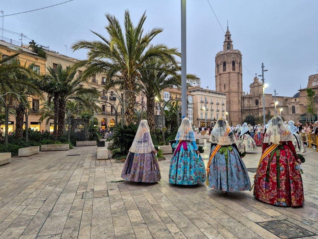 Fallera's in klederdracht op Plaza de Reina