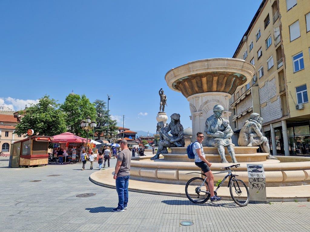 Fietsen in Skopje bij Eén van de vele nep oude beelden en fonteinen in het centrum van Skopje