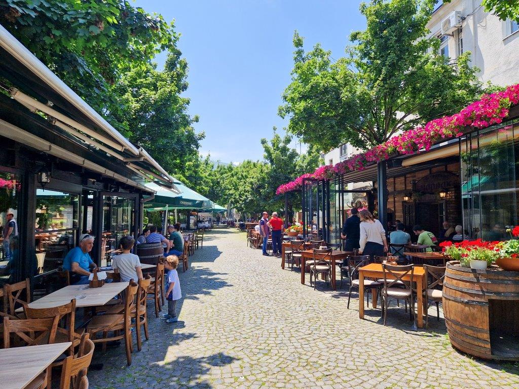 Gjorgji Peshkov straat met vele restaurants in Skopje