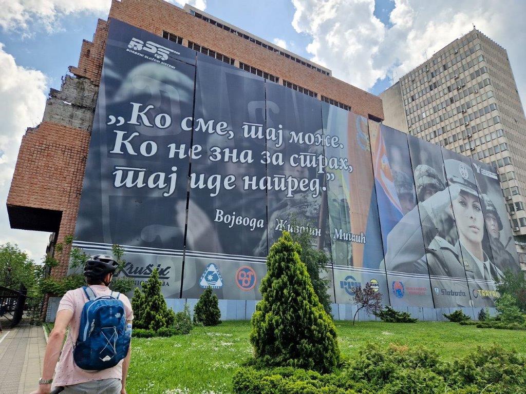 Ruïne van het ministerie van defensie na de bombardementen door de NAVO in Belgrado