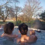 Met z'n tweetjes in de jacuzzi van de romantische overnachting in Nederland