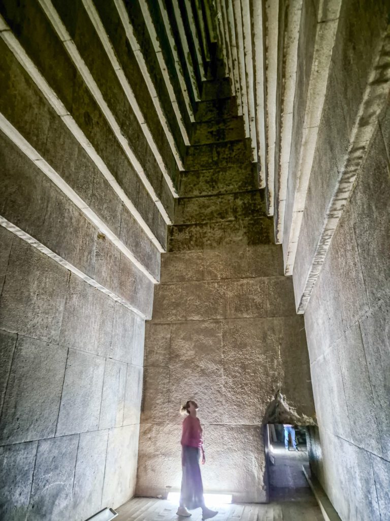 Binnenin de rode piramide van Dahsur