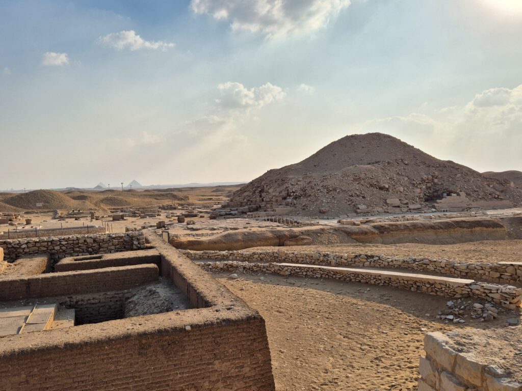 De piramide van Djoser op het plateau van Saqqara