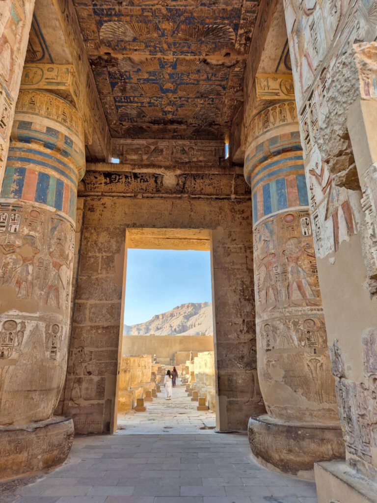 Doorkijkje in de Habu tempel in Luxor tijdens een rondreis door Egypte van 9 dagen