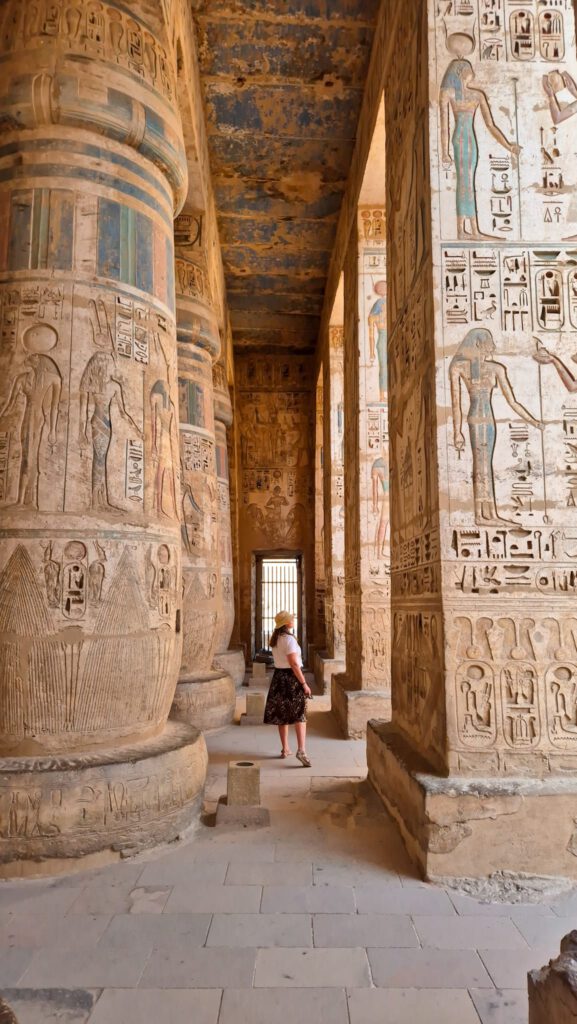 Pilaren in de Habu tempel in Luxor rondreis Egypte 9 dagen