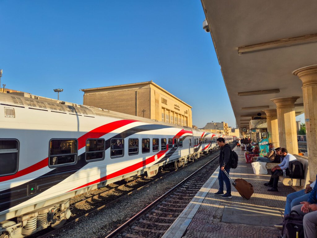 Reizen met de trein door Egypte reisroute 9 dagen treinstation Luxor