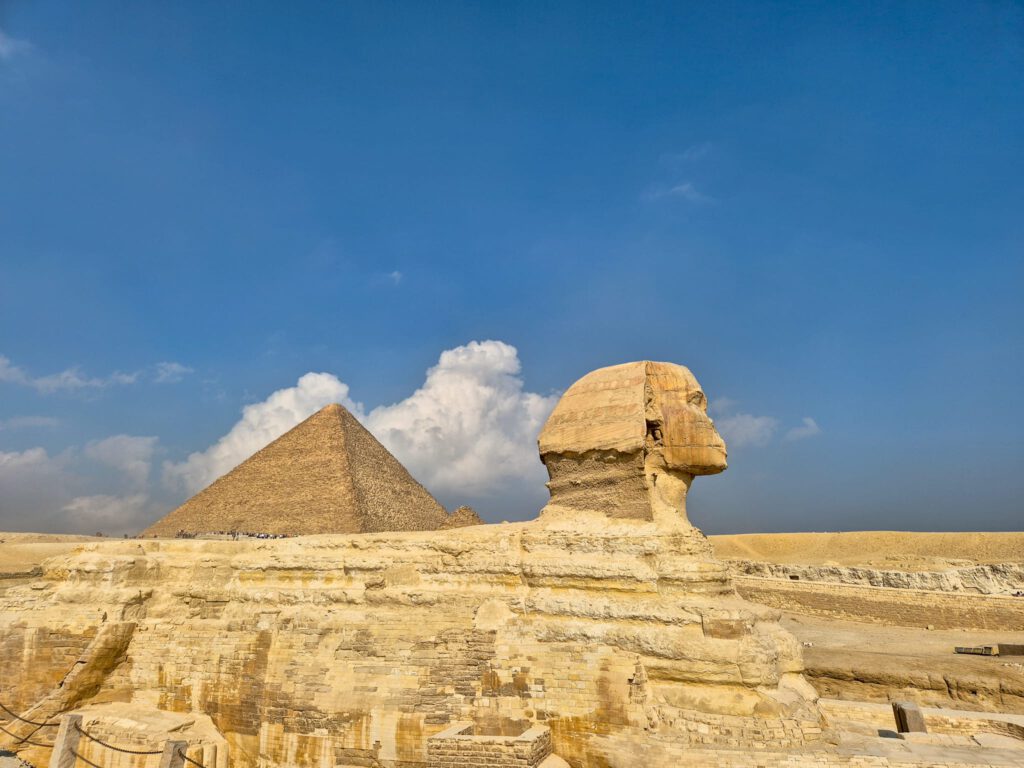 Sphinx met de grote piramide in Gizeh Egypte